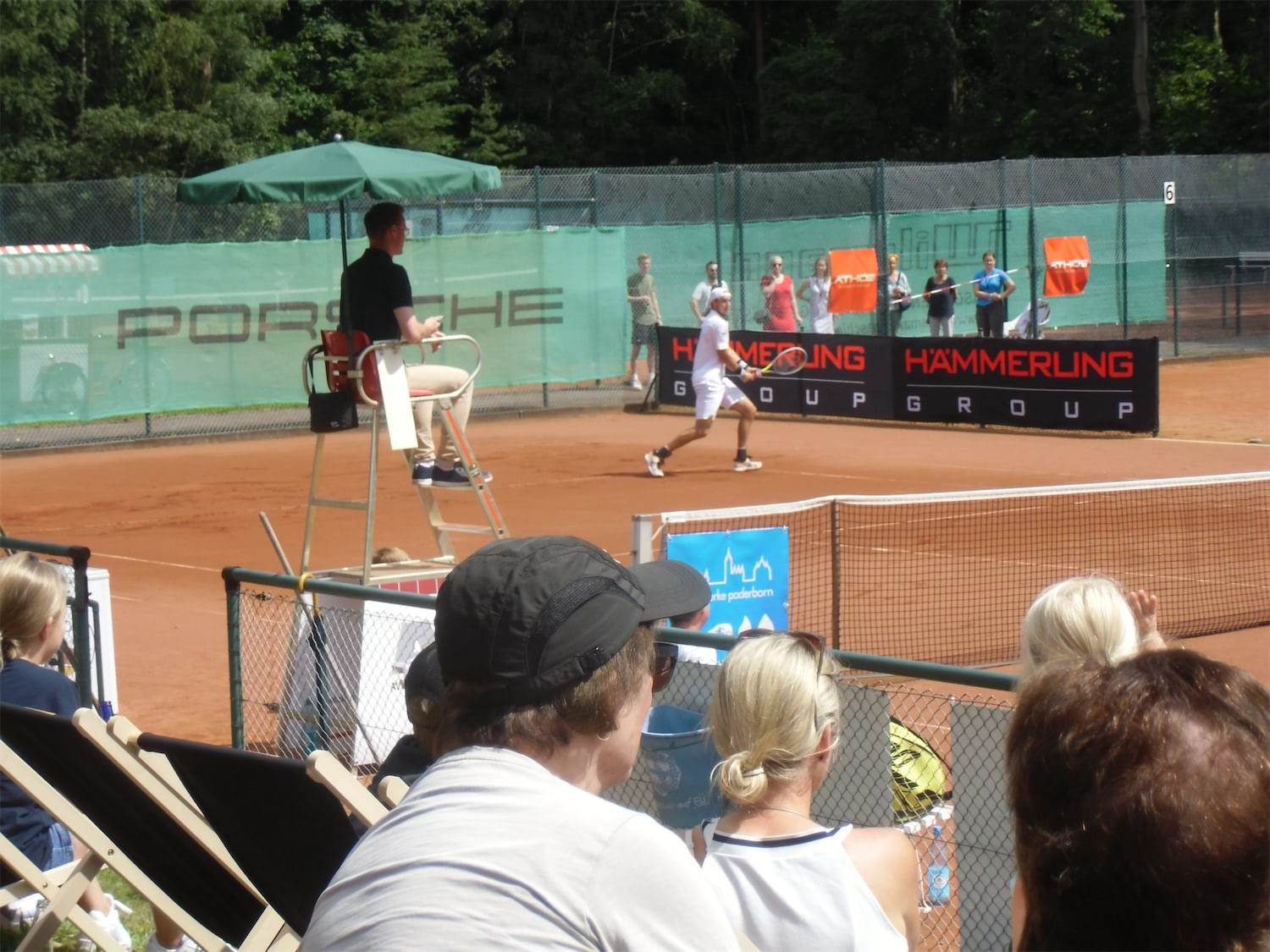 Blick auf einen Tennisplatz